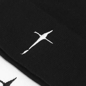 Bonnet en tricot noir tendance avec broderie étoile en croix blanche pour style d'hiver