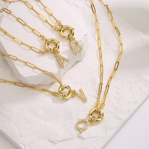 Collier chaîne trombone plaqué or 18 carats avec pendentifs alphabet micro-pavé
