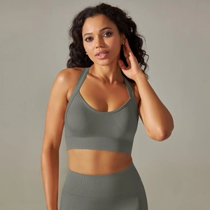 Détail de la brassière de sport grise sans couture et legging taille haute sur mannequin