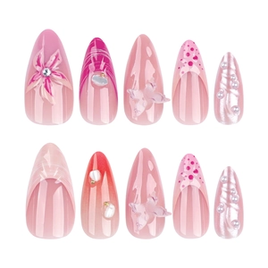 Faux ongles papillon 3D et perles avec dégradé rose et motifs de fleurs en relief