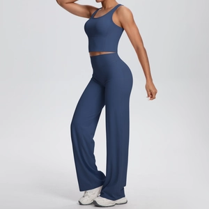 Dettaglio dei pantaloni yoga a vita alta e canotta sportiva aderente in blu scuro
