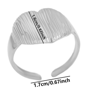 Vue détaillée de la bague cœur de 1,6 cm avec anneau ajustable et motif à lignes verticales