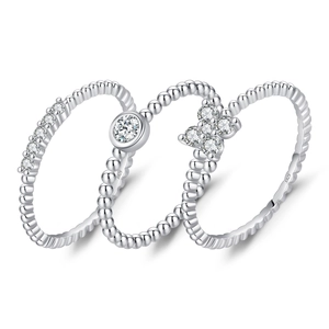 Set di tre anelli impilabili in argento S925 con quadrifoglio in moissanite e perline