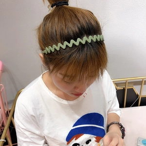 Olive green wavy headband on model for a stylish non-slip hair accessory look