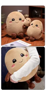 Peluche de pomme de terre douce en trois tailles sur une table en bois et tenue à la main