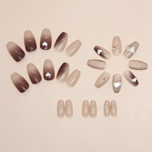 Unghie finte a ballerina color kaki sfumato marrone con cuori 3D e strass brillanti