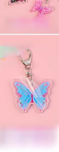 Détail du porte-clés papillon en acrylique avec film protecteur et fermoir métallique
