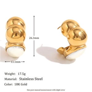 Boucles d'oreilles chenille en acier inoxydable plaqué or 18K avec détails blancs élégants