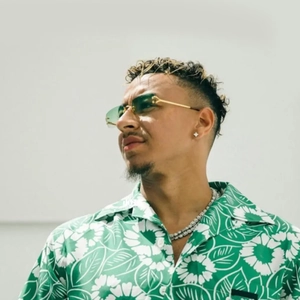 Detalle de gafas de sol verdes sin montura lucidas por una modelo en un estilo actual