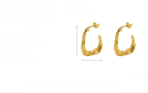 Dettaglio di orecchini geometrici a onda placcati in oro 18K con dimensioni di 30mm