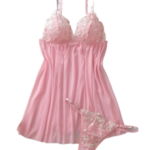Ensemble nuisette en maille rose avec broderie florale et string assorti sur blanc