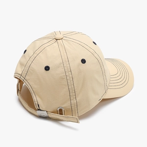 Beige gewassen katoenen baseballpet met contraststiksels en verstelbare gesp