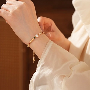 Bracelet en perles plaqué or avec perles colorées et chaîne ajustable au poignet
