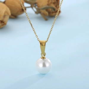 Détail du collier en acier inoxydable plaqué or 18K avec un pendentif perle ronde