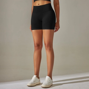 Détail du short de sport noir sans couture à taille haute avec effet sculptant du ventre
