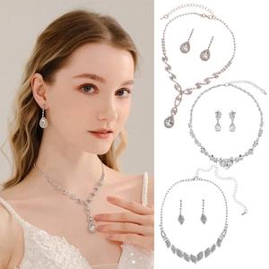 Dettaglio del set di gioielli da sposa con strass lucidi, collana e orecchini a goccia