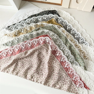 Bandane a triangolo con fiori e pizzo in vari colori per un look estivo vintage francese