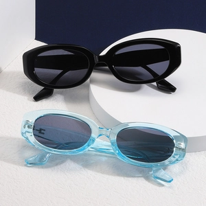 Occhiali da sole retrò ovali cat-eye neri e blu chiaro su base geometrica moderna