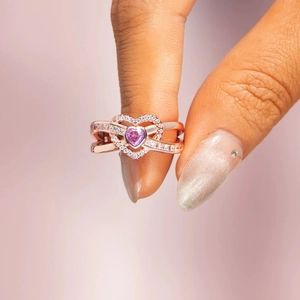 Anello a cuore in oro rosa con fascia a croce infinita e zirconi rosa sulle dita