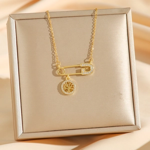 Collier double rang en titane plaqué or 18k avec pendentif épingle à nourrice et arbre