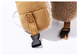 Dettaglio del cappello da aviatore in tela kaki con calda fodera in pile e fibbia nera