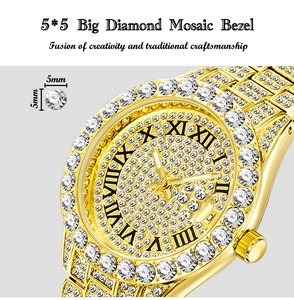 Détail de la lunette en diamants 5mm sur montre dorée avec chiffres romains