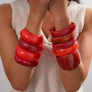 Retro resin chunky round bangles in amber and vibrant red for stylish women