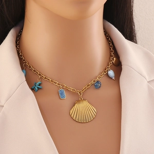 Dettaglio della collana dorata a tema oceanico con ciondoli a conchiglia e stella marina