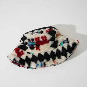Détail du motif géométrique coloré sur le chapeau bob épais en peluche épaisse