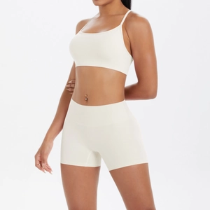 Détail d'un ensemble de yoga crème avec soutien-gorge de sport et short taille haute