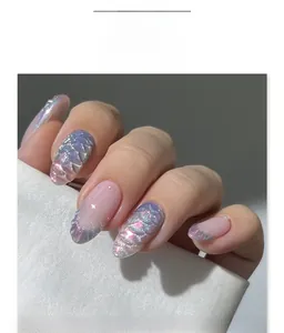 Détail d'ongles 3D amande à presser avec texture laser irisée et accents de perles