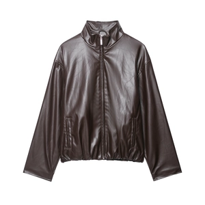 Detailansicht der dunkelbraunen Kunstlederjacke mit Stehkragen und Metallreißverschluss