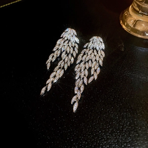 Dettaglio di orecchini vintage in argento con petali di strass scintillanti