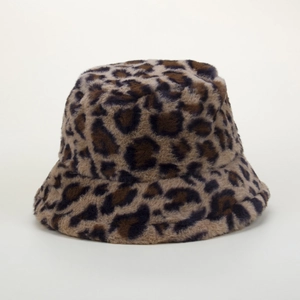 Gros plan sur la texture du faux fourrure léopard d'un chapeau cloche d'hiver