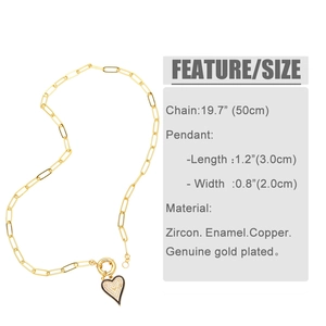Vue détaillée du collier trombone de 50 cm avec pendentif coeur en émail noir et zircons
