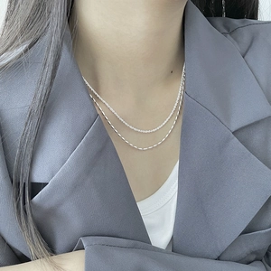 Zweilagige S925 Sterlingsilber Choker Halskette am Hals eines weiblichen Modells