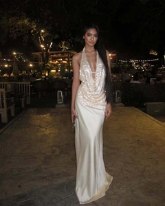 Détail de la robe licou ivoire avec décolleté en V et broderie de paillettes textures