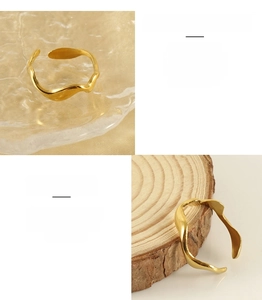Détail d'une bague ajustable avec motif de vagues en acier inoxydable doré