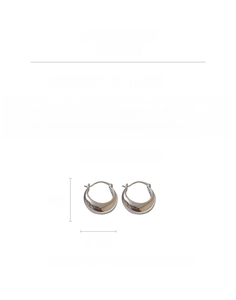 Detailed size specifications of U-shaped silver mirror hoop earrings with silver pins