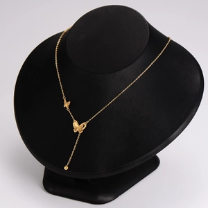 Collier en acier inoxydable doré avec pendentifs papillons superposés et pompons longs