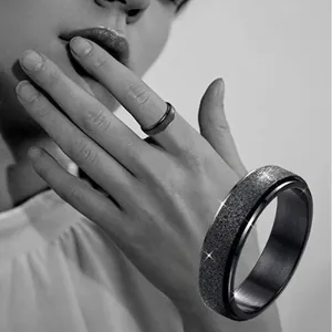 Anello rotante da uomo in acciaio inossidabile nero con centro opaco e bordi lucidi relax