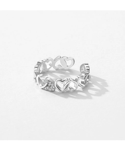 Detailansicht eines S925 Sterling Silber Herzrings mit funkelndem Besatz und Öffnung