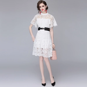 Elegantes weißes Spitzenkleid mit hohlem Design, kurzen Ärmeln und schwarzem Nietengürtel