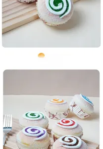 Macro de cupcakes artificiels réalistes avec glaçage coloré et caissettes en papier