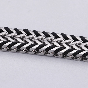 Nahaufnahme von zweireihigem Edelstahl-Armband mit schwarzem Leder und Magnetverschluss