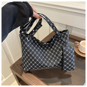 Modell mit schwarzem Leder-Tote-Bag-Set mit weißen geometrischen Kettenmustern