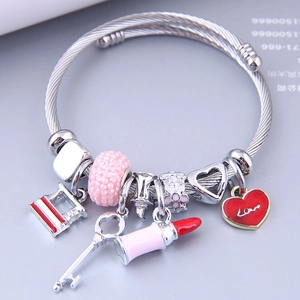 Verstellbares Stahldraht-Armband mit Lippenstift- und Herzanhängern auf blauem Hintergrund