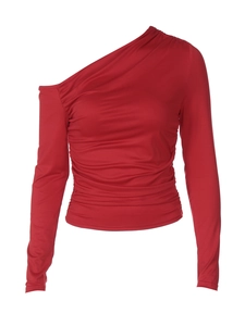 Détail des fronces latérales et du tissu extensible sur ce haut rouge à une épaule