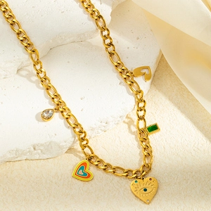 Détail du collier à cœurs doré multi-rangs avec breloques en zircon et pendentifs émaillés