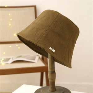 Chapeau bob marron élégant pour femme avec texture gaufre et étiquette en métal pour l'automne